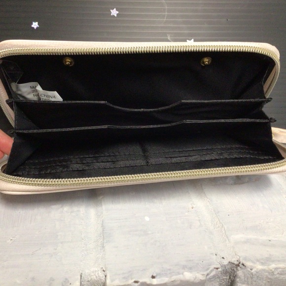 TOO POSH TO CARE WRIST WALLET - Picture 4 of 4